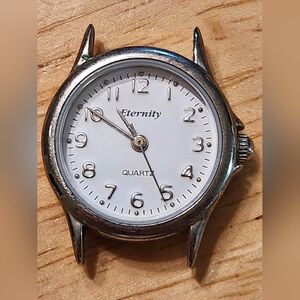 Women's Silver Quartz Watch Face
